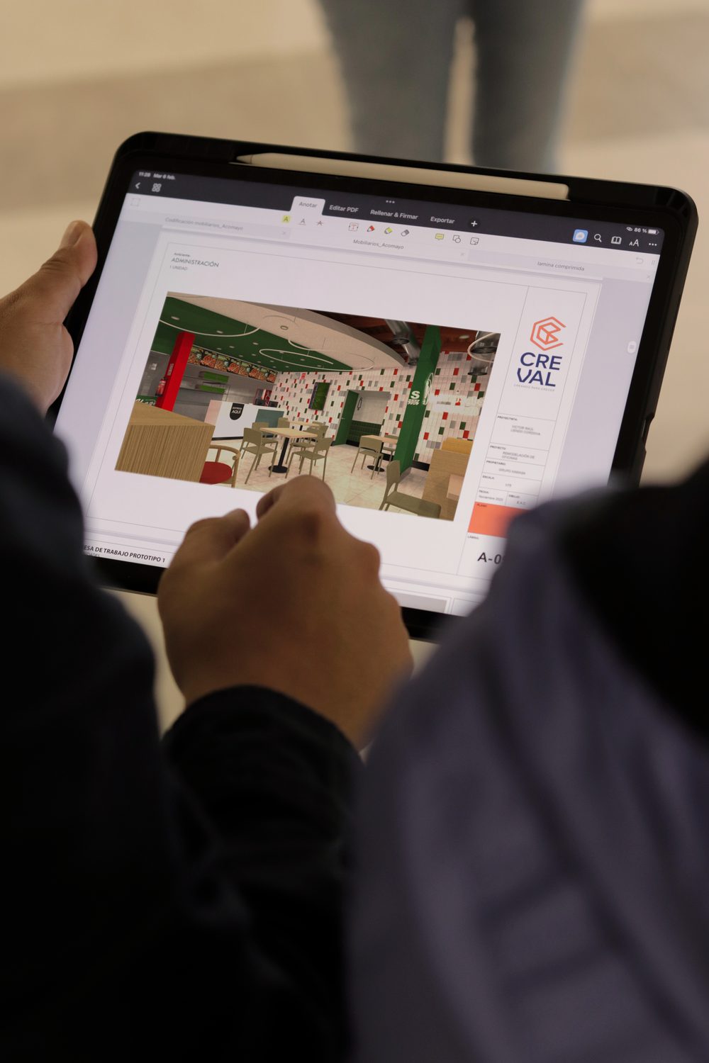 Presentación de un proyecto en tablet